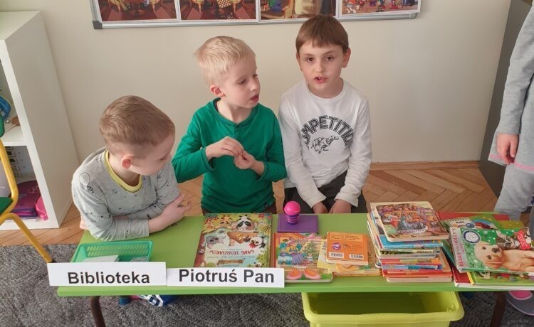 Misie w bibliotece i księgarni