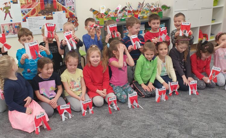 Oto jest teatr, w górę kurtyna