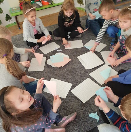Dzień Foki u Misiów i origami; próby składania kartki papieru według instrukcji