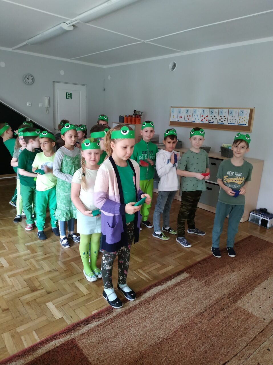 Obchodziliśmy Dzień Ziemi z żabka Kumką, były wyścigi żab, które potem wskakiwały do stawu, szukaliśmy drogi do stawu, a poza tym bawiliśmy się świetnie.