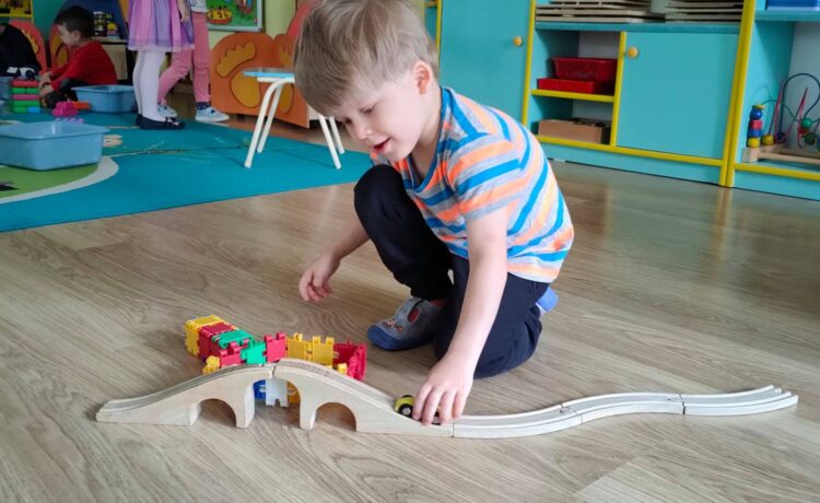 BUDUJEMY MOSTY…TAK BAWIĄ SIĘ DZIECI NA CAŁYM ŚWIECIE