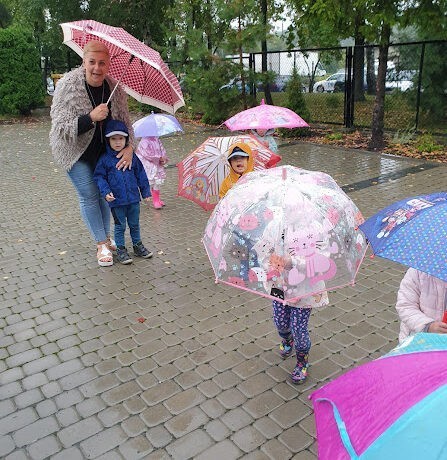 Pierwszy spacer maluszków w deszczu