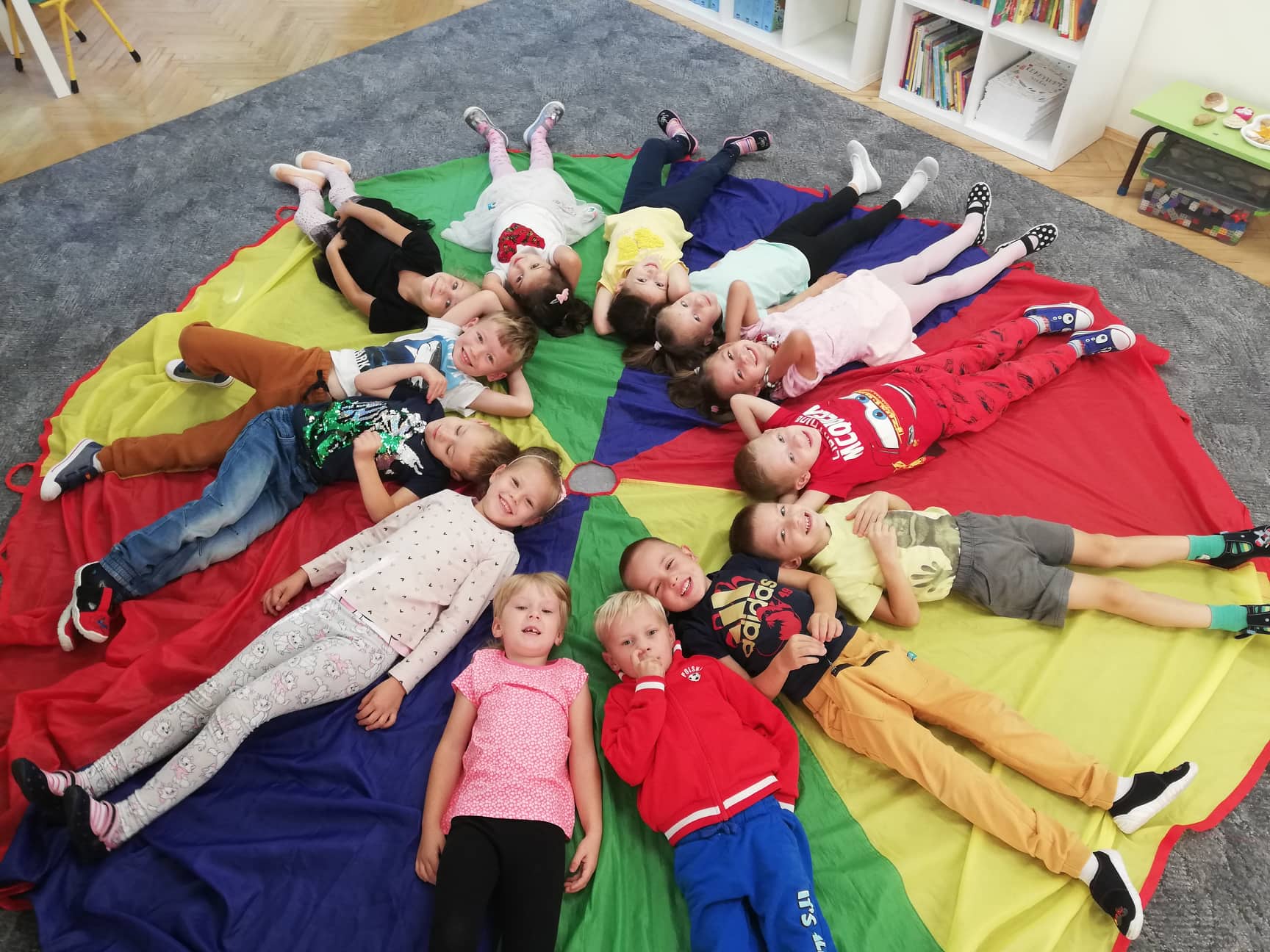 Jesteśmy już w grupie Misiów – witamy w nowym roku! Nowy rok, nowa sala, nowe wyzwania! Jesteśmy już 5 – cio latkami!