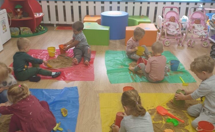 Chciały Krasnoludki zatrzymać lato, dlatego w sali budowały babki z piasku