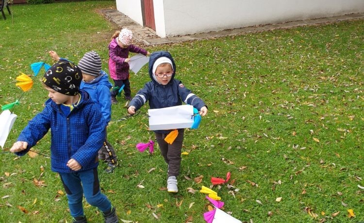 Wiatr zapukał w okna do dzieci, hej maluchy jak leci… (latawiec)