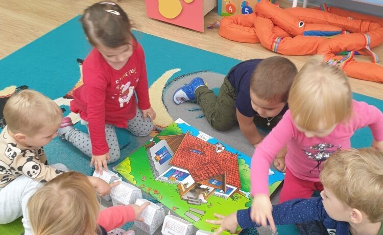 Krasnoludki budują dom – cegiełka do cegiełki na nasz wspólny dom