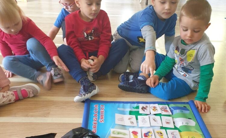 Krasnoludki uczą się  segregować śmieci w teorii