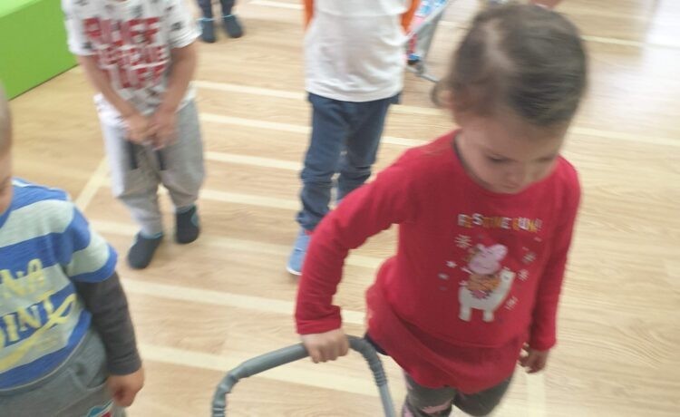 Nauka bezpiecznego poruszania się po drodze u Krasnoludków