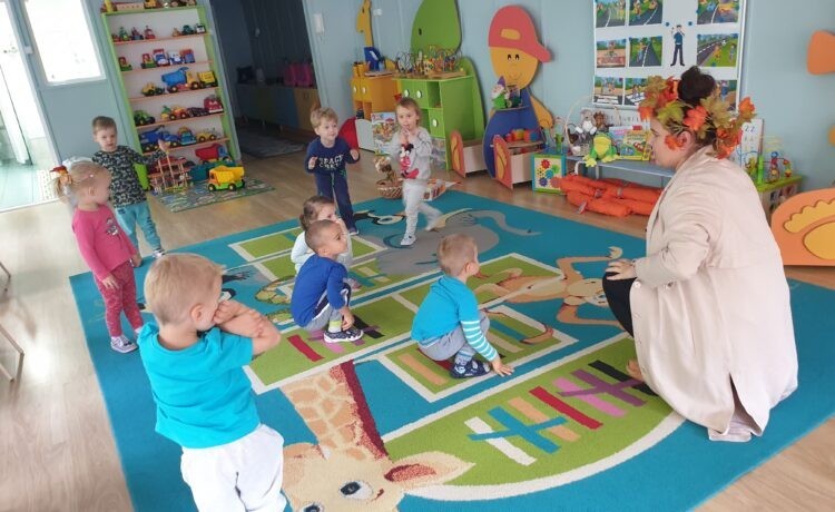 Krasnoludki uczą się języka angielskiego z Panią Jesienią