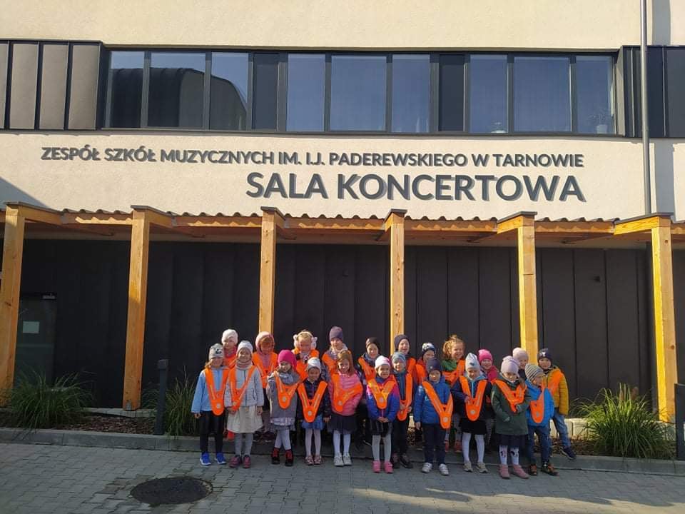 Misie świetnie bawiły się na koncercie „Dzieci dzieciom”, który odbył się w sali koncertowej Szkoły Muzycznej.