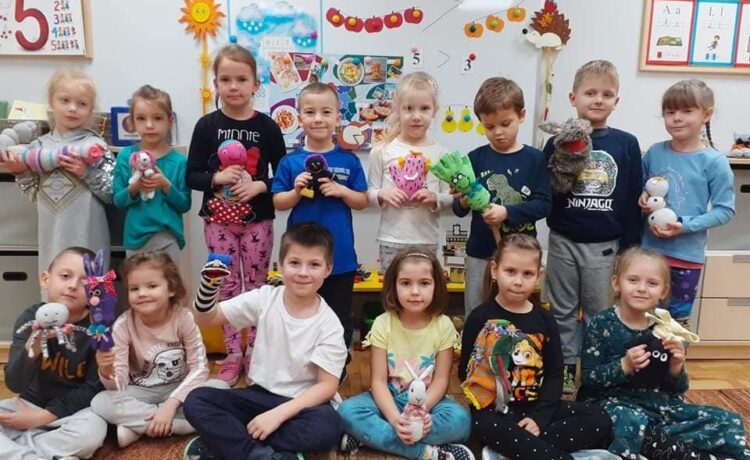 Zabawki ze skarpet i rękawiczek wzbogaciły  kącik  teatralny Ekoludków
