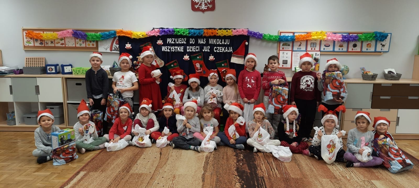 Jak co roku w naszym przedszkolu organizowane są Mikołajki na sportowo. Było mnóstwo konkurencji, zabaw i uśmiechu!