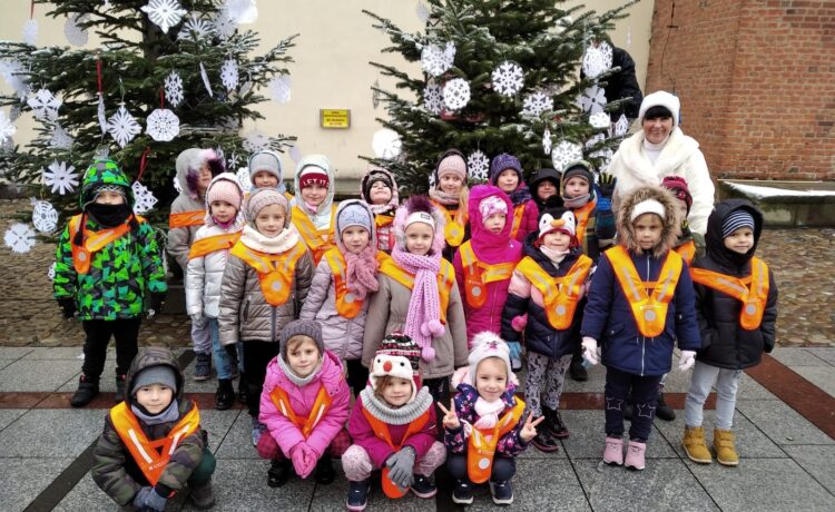 Ekoludki ubierają choinki na rynku 🎄