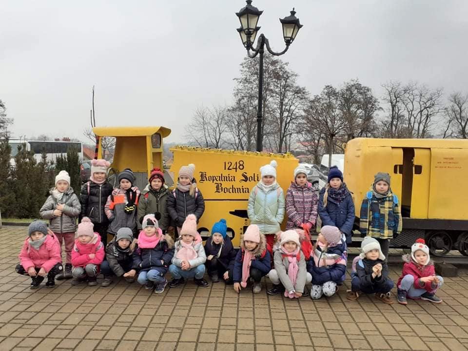 Ekoludki wyruszyły na niezwykłą wycieczkę do podziemnych labiryntów Kopalni Soli w Wieliczce. Poznaliśmy wiele s bogactw i piękna. Tak wiele odkryliśmy! Tak wiele zrozumieliśmy!
