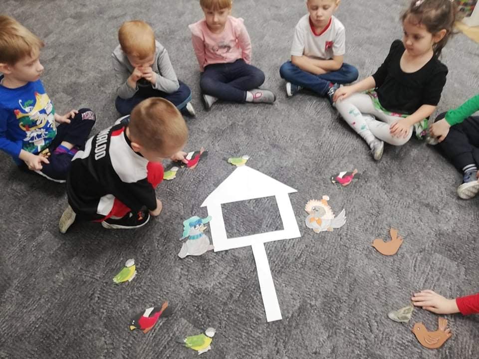 Nauka o tym jak muszą sobie radzić ptaki w czasie zimy i o tym jak możemy im pomóc.
