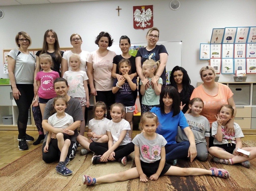 Dziewczynki z grupy Ekoludki, biorące udział w zajęciach dodatkowych „Mini-fitness” zaprosiły do wspólnych zabaw ruchowych swoje mamy. Ćwiczenia w formie aerobiku przy rytmicznej muzyce były doskonałą okazją do rozwijania sprawności […]