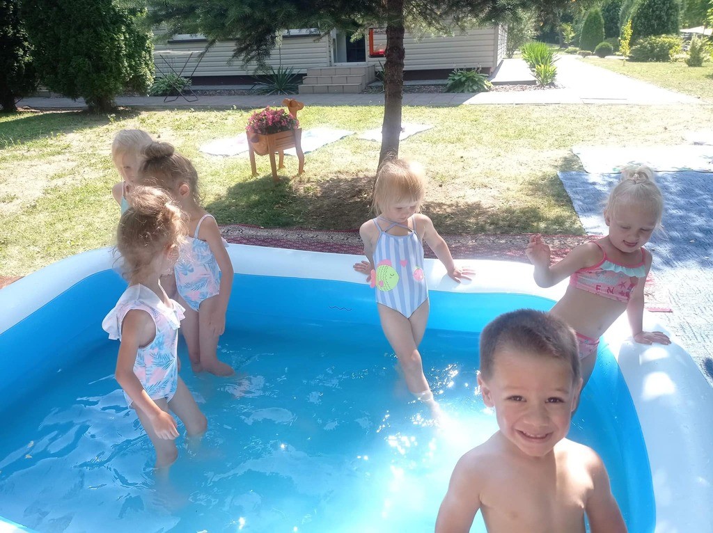 Pogoda nam dopisuje, słońce mocno świeci dlatego korzystamy i chłodzimy się w basenie przedszkolnym. Zabawą w wodzie nie ma końca, a przedszkolaki są bardzo zadowolone 😊