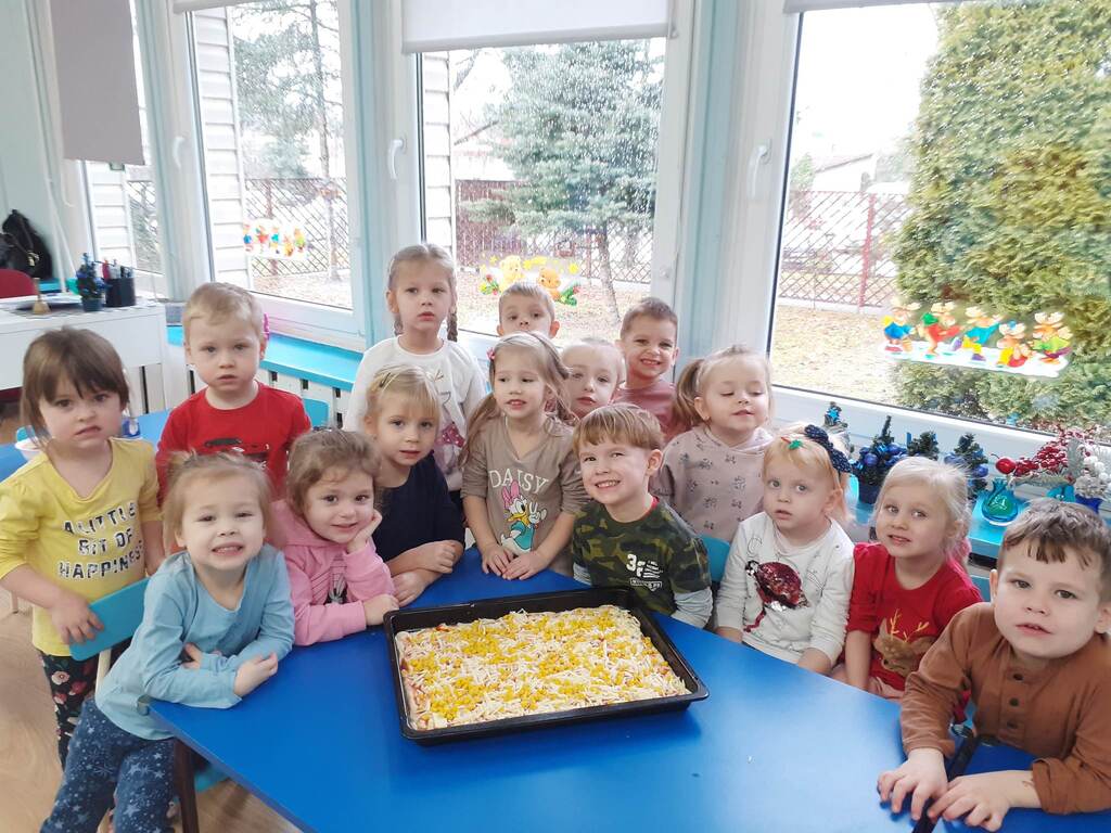Żeby upiec pyszną pizzę potrzeba nie tylko mąki i drożdży ale też sprawnych paluszków naszych maluszków.