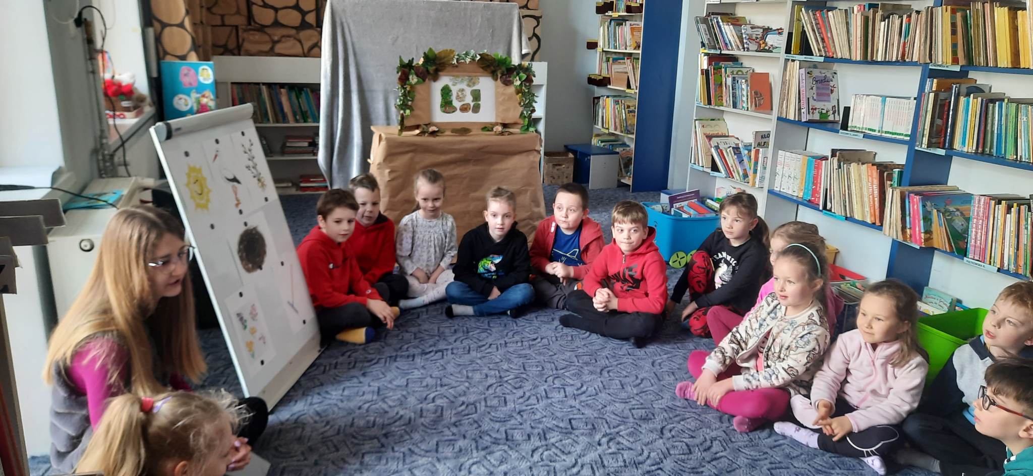 Misie wybrały się do biblioteki w poszukiwaniu oznak wiosny. Dzieci wzięły udział w zabawie “Rachunki pani Wiosny” udzielając odpowiedzi na zagadki matematyczne, a na koniec wykonały “wiosenne damy”.   