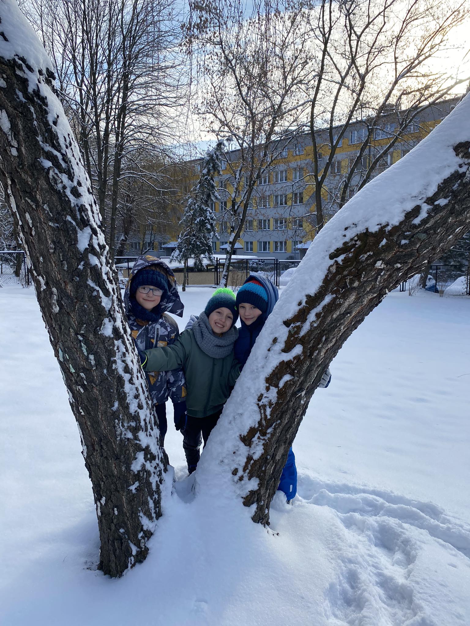 Gdy tylko śnieg przysypał świąt z radością bawimy się w ogrodzie, była bitwa na śnieżki, malowanie kolorową wodą i taniec pingwinów  