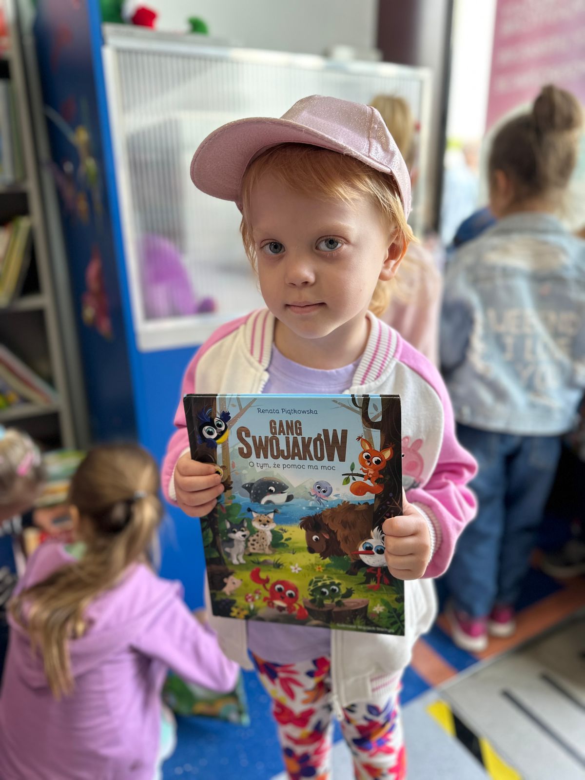   W ramach tygodniowej tematyki „Książki i bajki, które kochamy” dzieci z grupy „Kaczuszek” udały się do biblioteki. Celem wycieczki było zapoznanie dzieci z działalnością biblioteki, rozbudzanie zainteresowań czytelniczych oraz […]