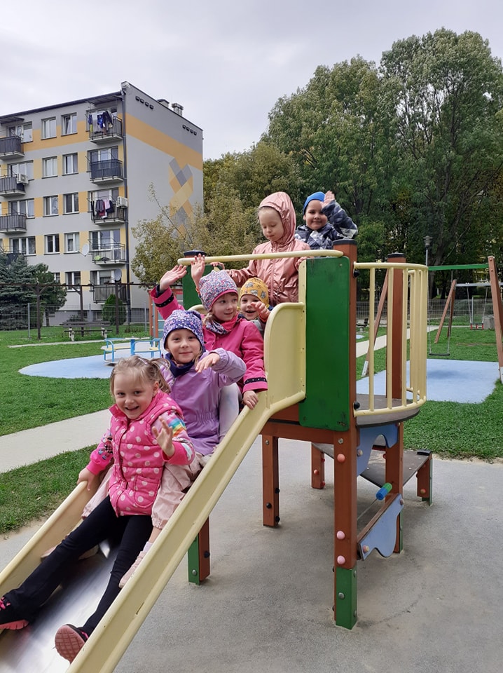 Smerfy korzystając z przyjemnej jesiennej pogody wybrały się na pobliski plac zabaw. 
