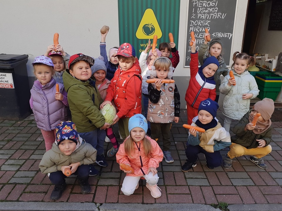 Smerfy o zdrowie dbają, witaminki uwielbiają. Uczymy się o zdrowym odżywianiu i jemy pyszne owoce i warzywa!     