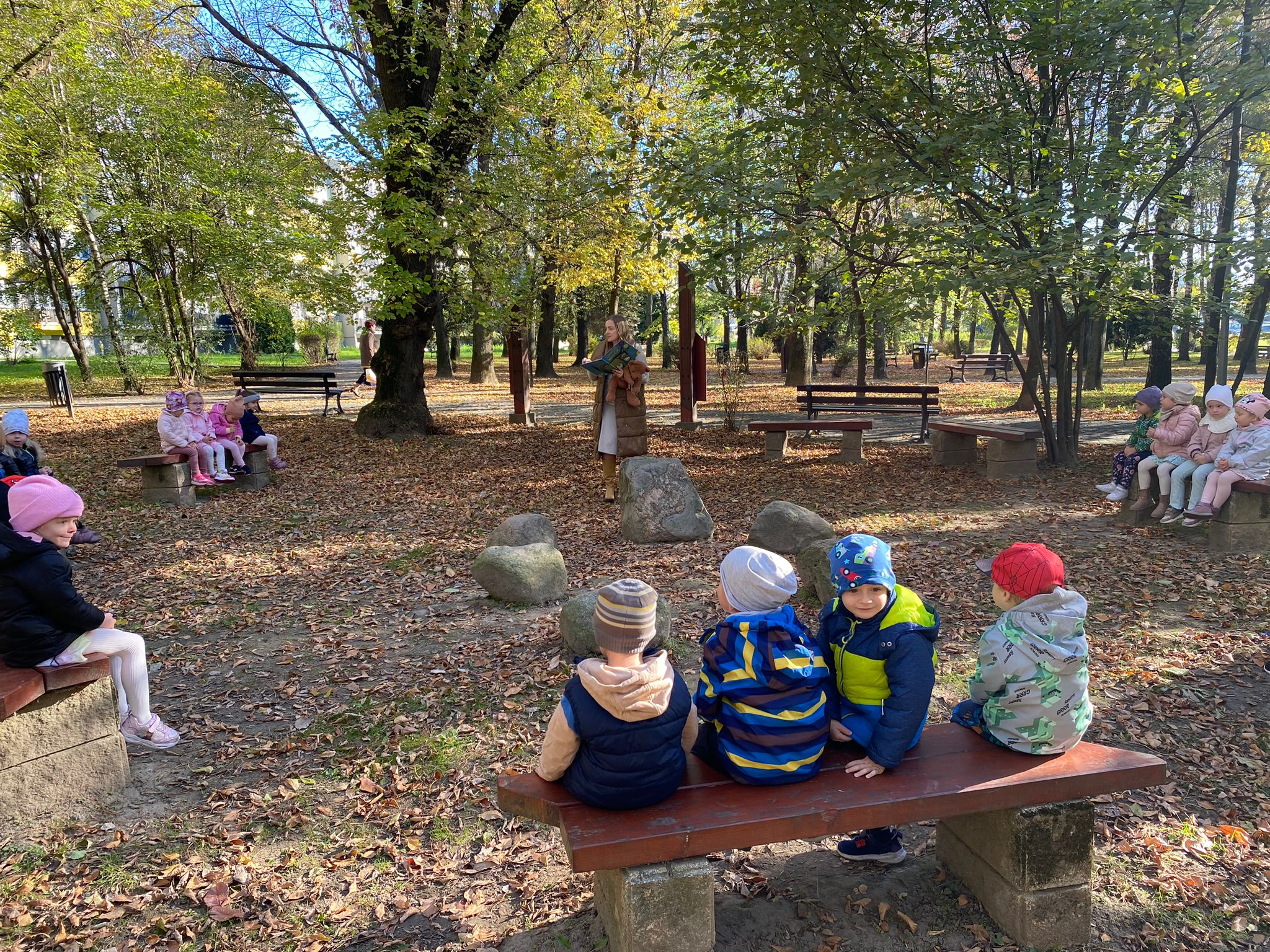 Nasze kaczuszki biorą udział w wyjątkowym czytaniu na świeżym powietrzu w ramach projektu „Mały Miś w Świecie Wielkiej Literatury”. 🌳📖 Dzieci z radością słuchały opowieści wśród natury, rozwijając miłość do […]