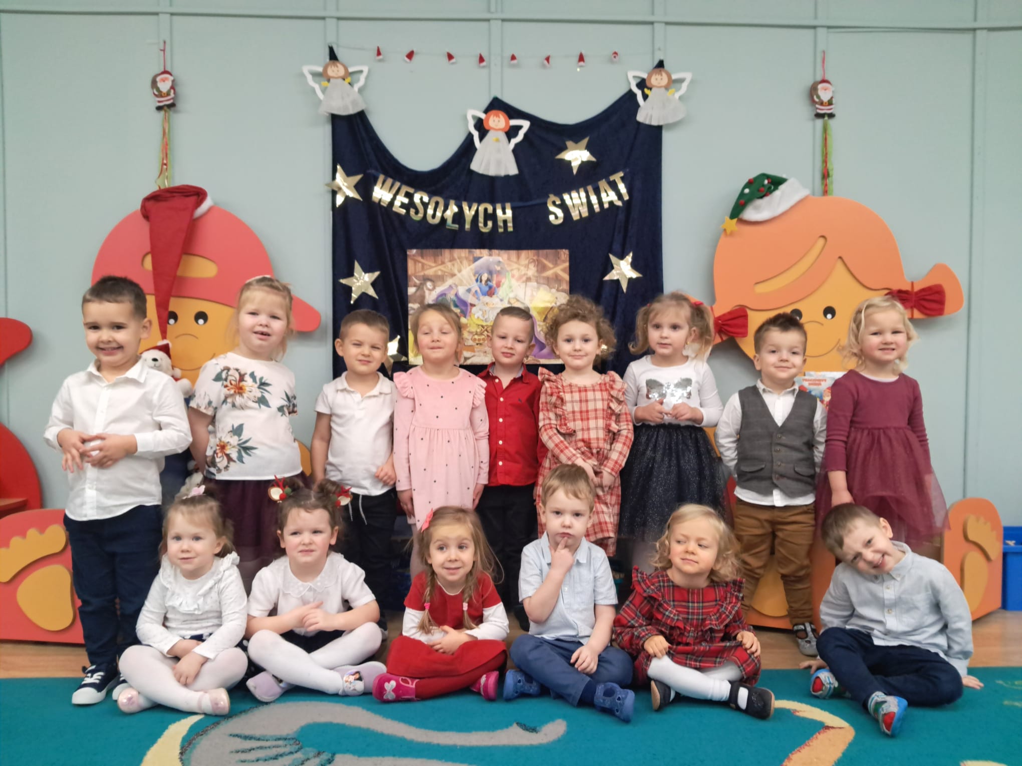 W oczekiwaniu na Święta Bożego Narodzenia 20 grudnia odbyła się przedszkolna wigilia. Dzieci łamiąc się opłatkiem składały sobie życzenia a następnie przy dźwiękach kolęd zasiadły do uroczystego obiadu.  