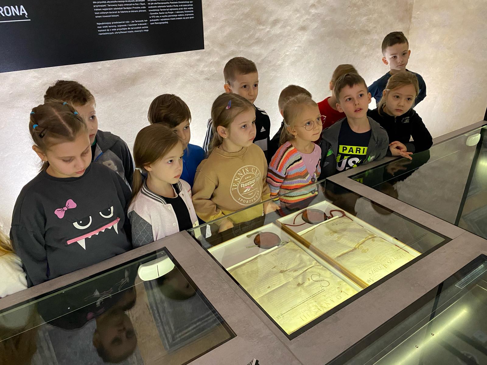 PODCZAS ZAJĘĆ W MUZEUM POZNALIŚMY HISTORIĘ POWSTANIA HERBU NASZEGO MIASTA TARNOWA    