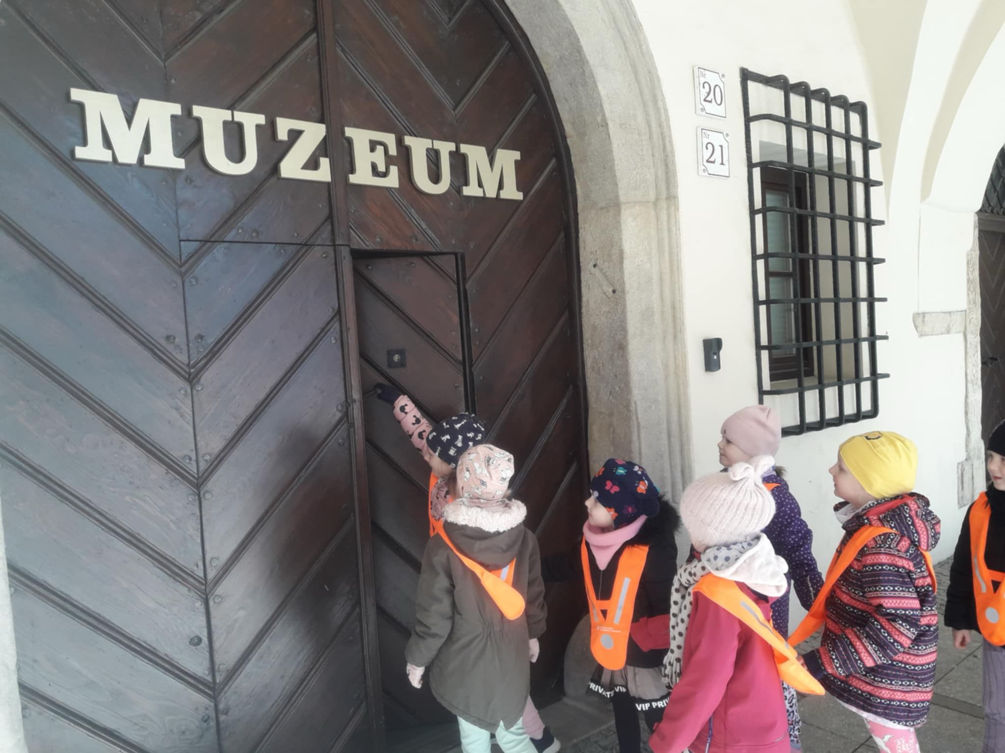 Poznaliśmy historię powstania miasta Tarnowa i herbu Leliwa. Na warsztatach plastycznych każdy z nas wykonał swój własny herb    