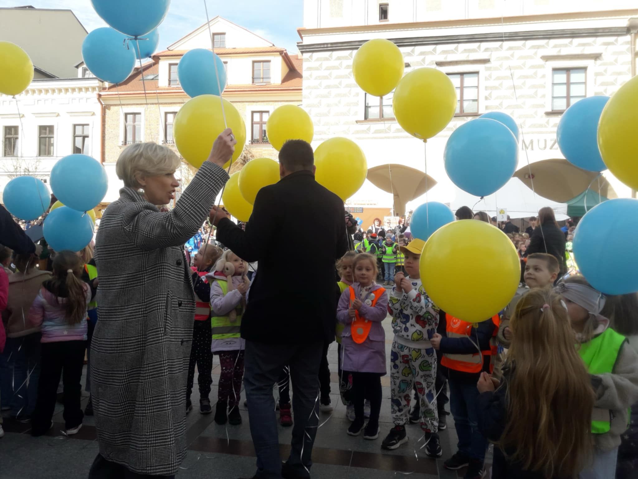     Na tarnowskim rynku świętowaliśmy słodkie urodziny miasta. Były życzenia, kolorowe balony i słodkie mufinki!