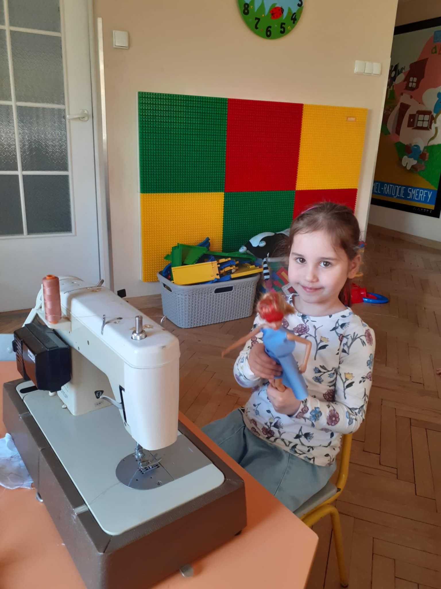 Smerfy już wiedzą,że pani krawcowa to miła osoba- zmierzy, wykroi, pięknie Cię wystroi.  
