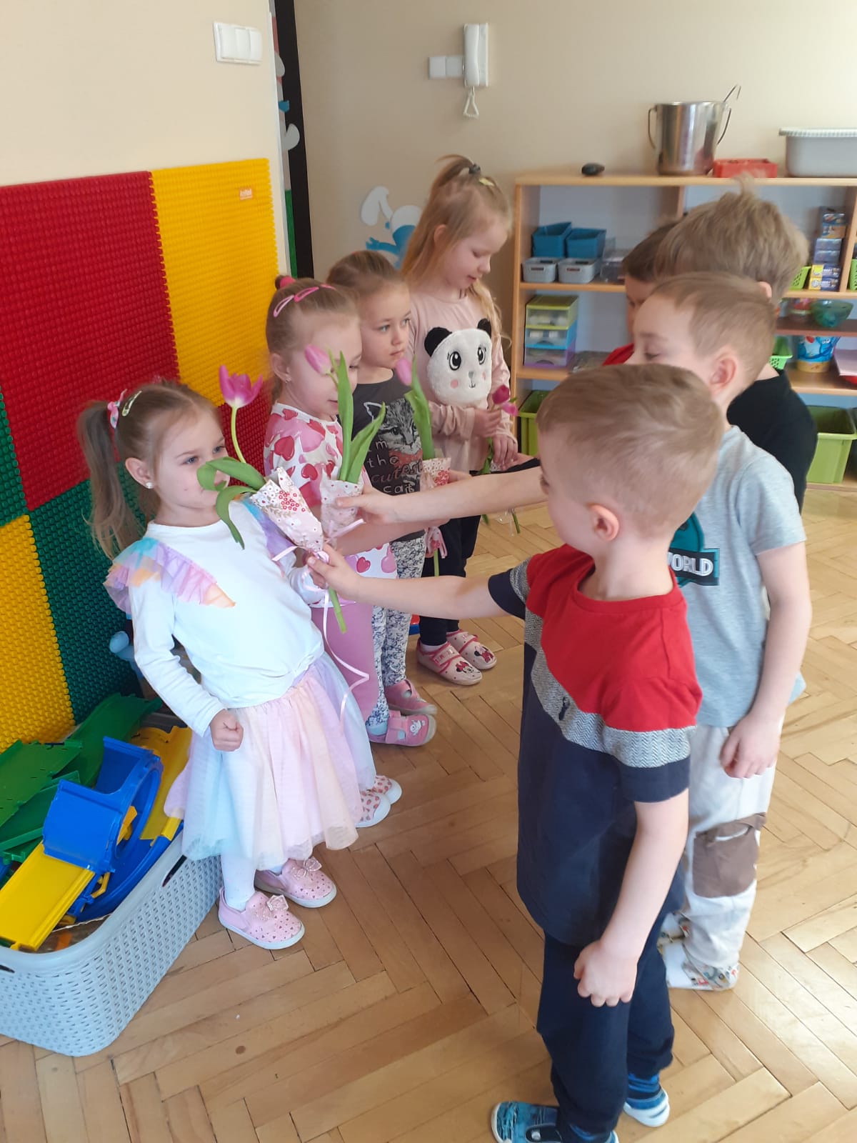 Nasze Smerfetki to małe kobietki więc chłopcy postarali się o kwiaty dla nich.    