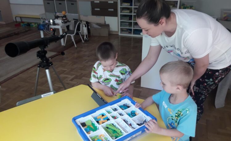 Zajęcia z lego robotyki.