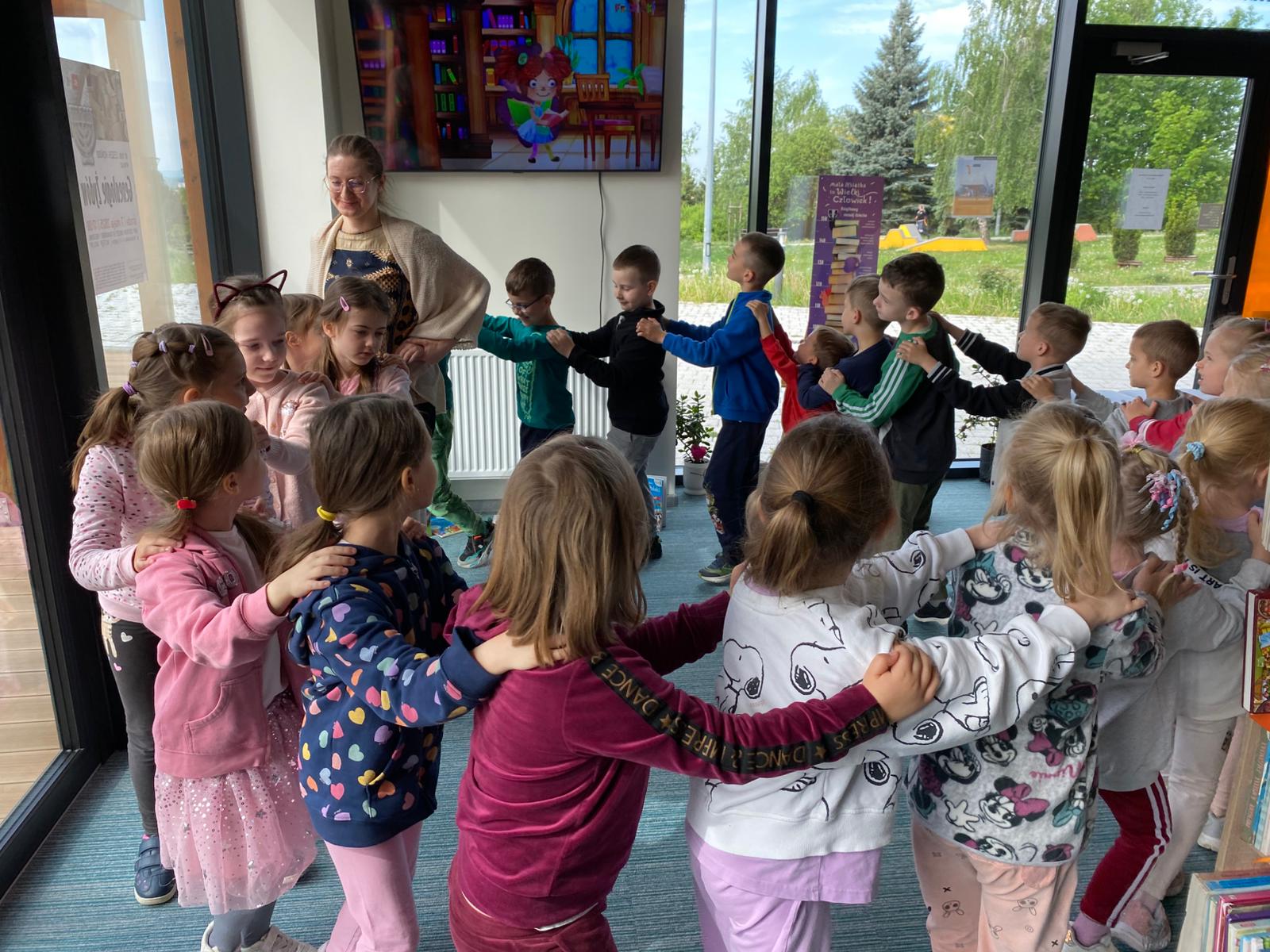 ZA NAMI KOLEJNE ZAJĘCIA EDUKACYJNE W BIBLIOTECE, TYM RAZEM POZNALIŚMY TAJEMNICE WYPOŻYCZANIA KSIĄŻEK  
