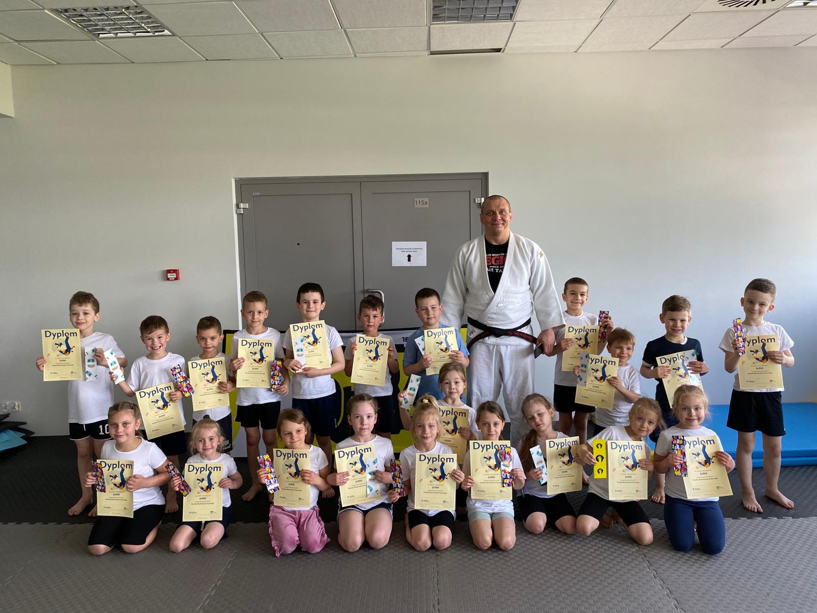 UCZESTNICZYLIŚMY W. AKADEMII SPORTU, ZABAWY. RYTMICZNE, WESOŁA. POLKA, TANIEC Z ŻARŁOCZNYM MISIEM I WYMAGAJĄCY TRENING. JUDO, TO WSPANIALE. CHWILE. NA TARNOWSKIEJ UCZELNI.  