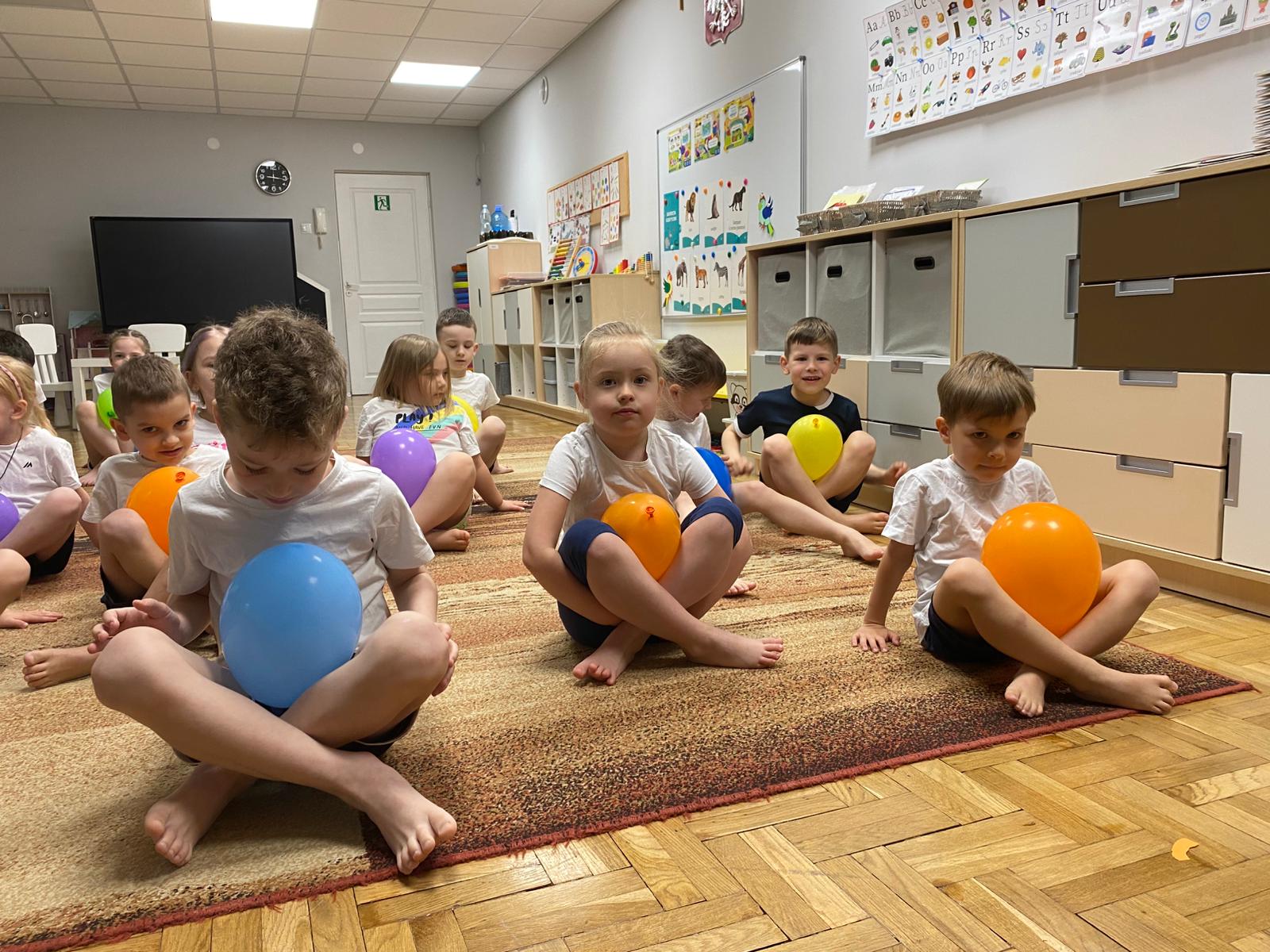 BALONOWA GIMNASTYKA TO WSPANIAŁA CHWILA ZABAWY, REKAKSU I ODPRĘŻENIA, UCZY DELIKATNOŚCI, PRECYZJI RUCHÓW, MOŻE BYĆ RÓWNIEŻ RLEMENTEM ZAJĘĆ LOGOPEDYCZNYCH  