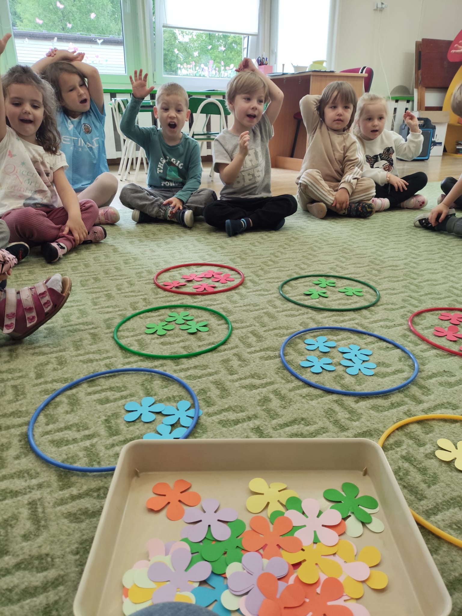 Liczymy owoce, kwiaty i inne przedmioty doskonaląc nasze zdolności matematyczne.   
