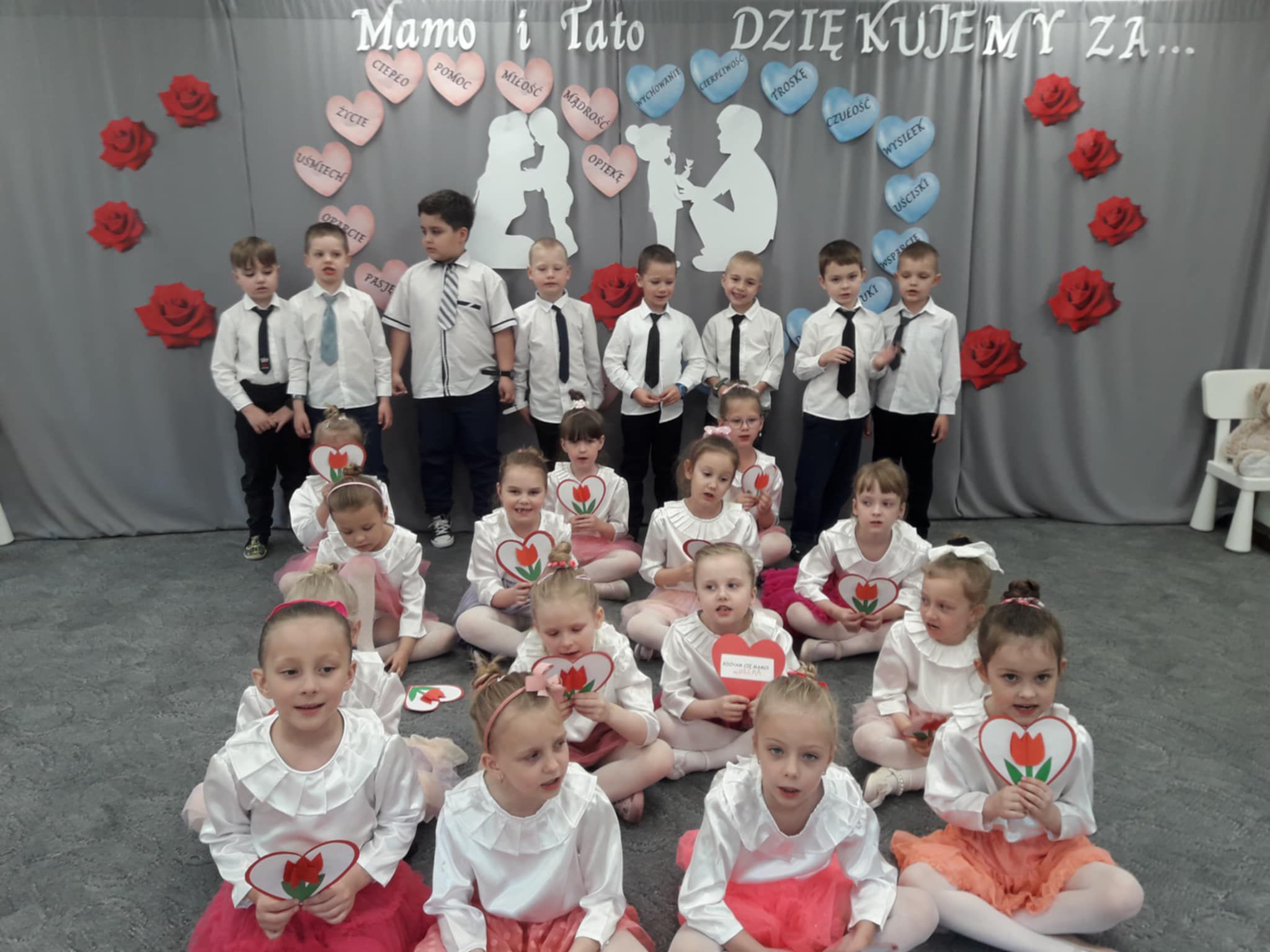 Dla naszych rodziców przygotowaliśmy śpiewające niespodzianki. Po prostu KOCHAMY WAS!  