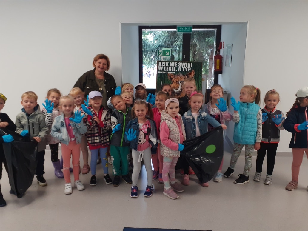 Przedszkolaki dbają o planetę i dzielnie sprzątają świat. &nbsp;