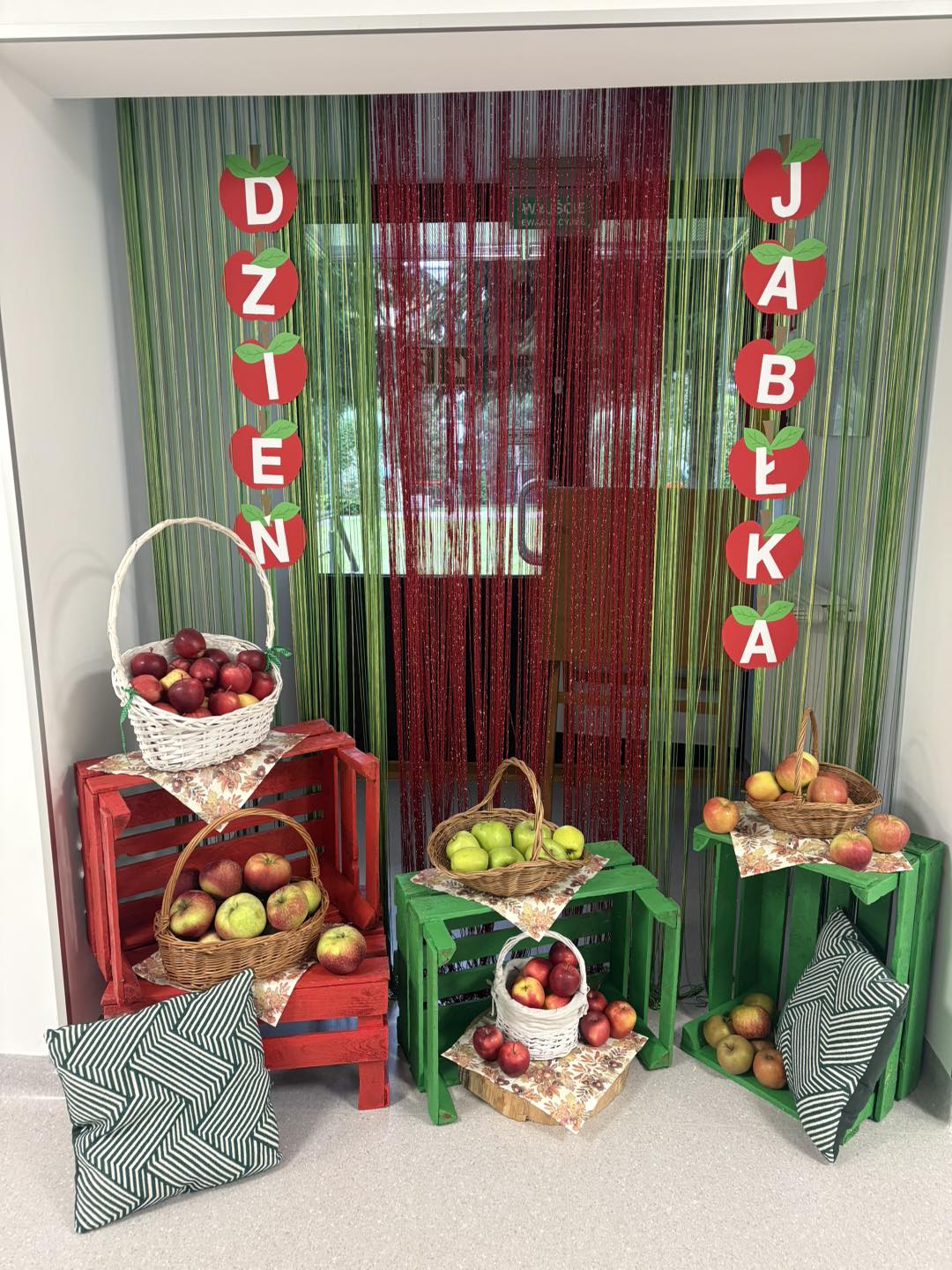 Małe czerwone jabłuszko, tańczy dziś pod drzewem z gruszką.. – Świętujemy Światowy Dzień Jabłka &nbsp;