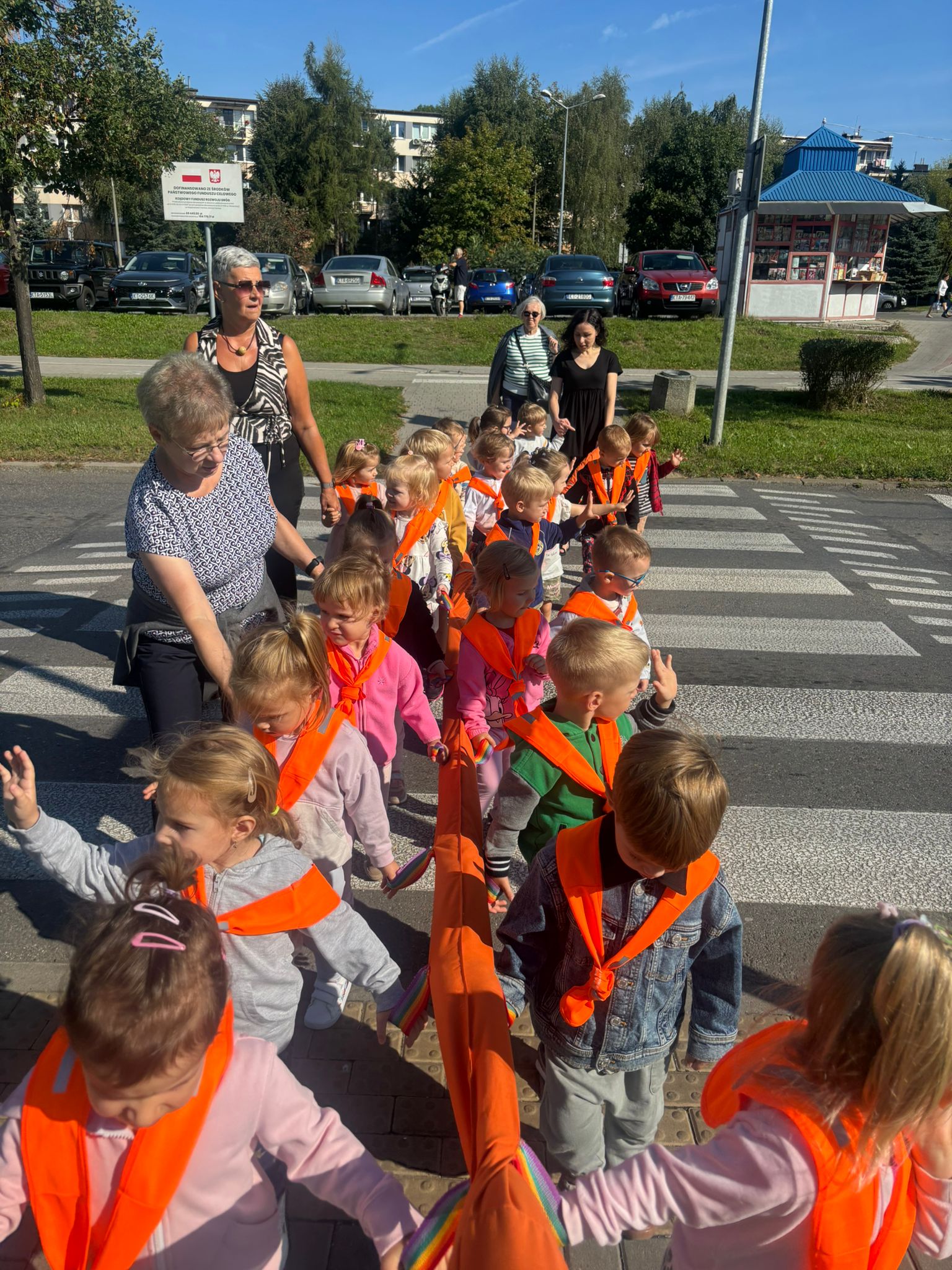 Czerwone światło – stój, zielone światło – idź! Jesteśmy bezpieczni w drodze do przedszkola.   