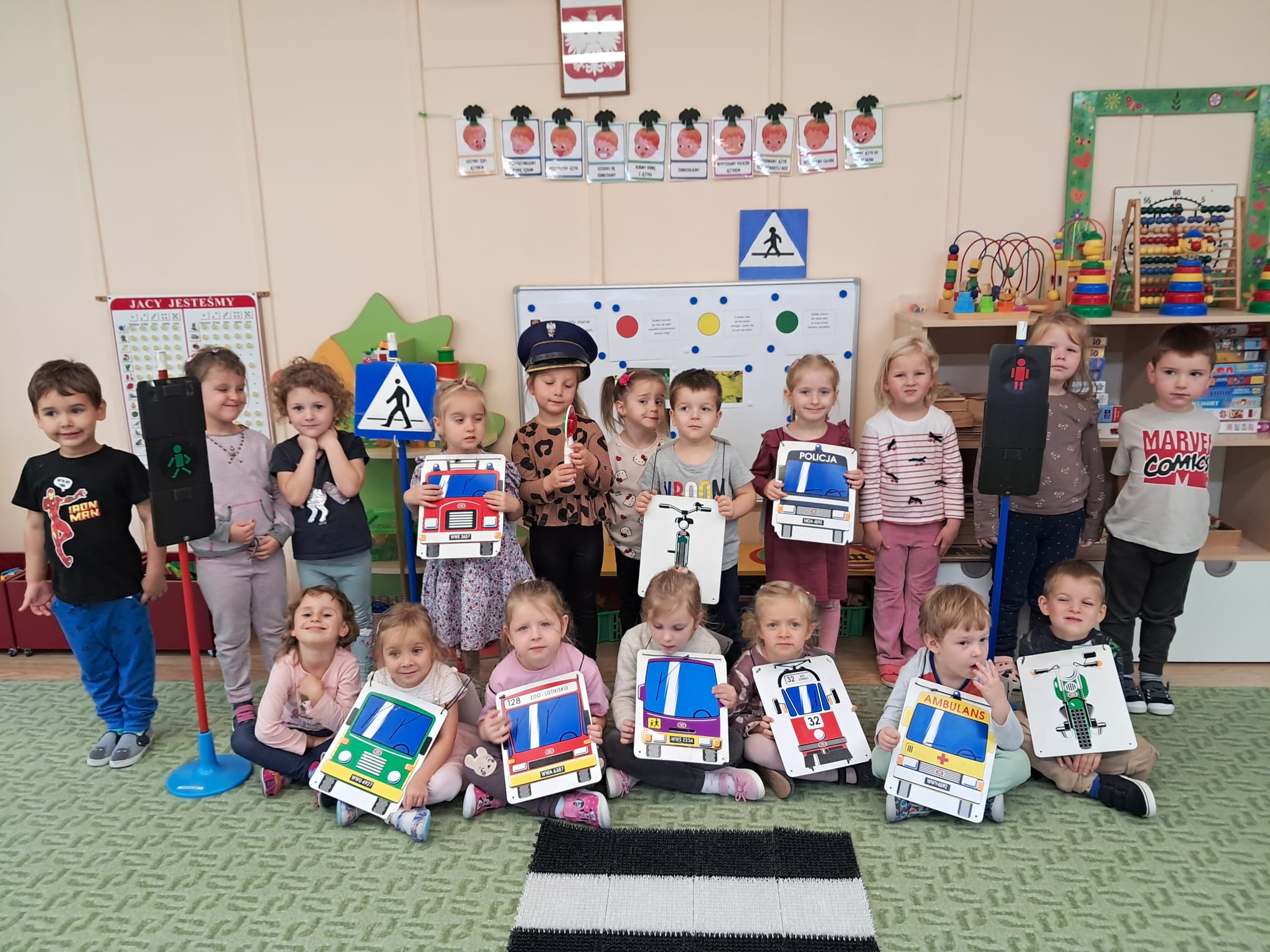 Przedszkolaki podczas zabaw edukacyjnych uczyły się zasad bezpiecznego przechodzenia przez ulicę. Podczas spaceru, ubrane w kamizelki odblaskowe, dzieci obserwowały&nbsp;ruch&nbsp;uliczny. &nbsp;