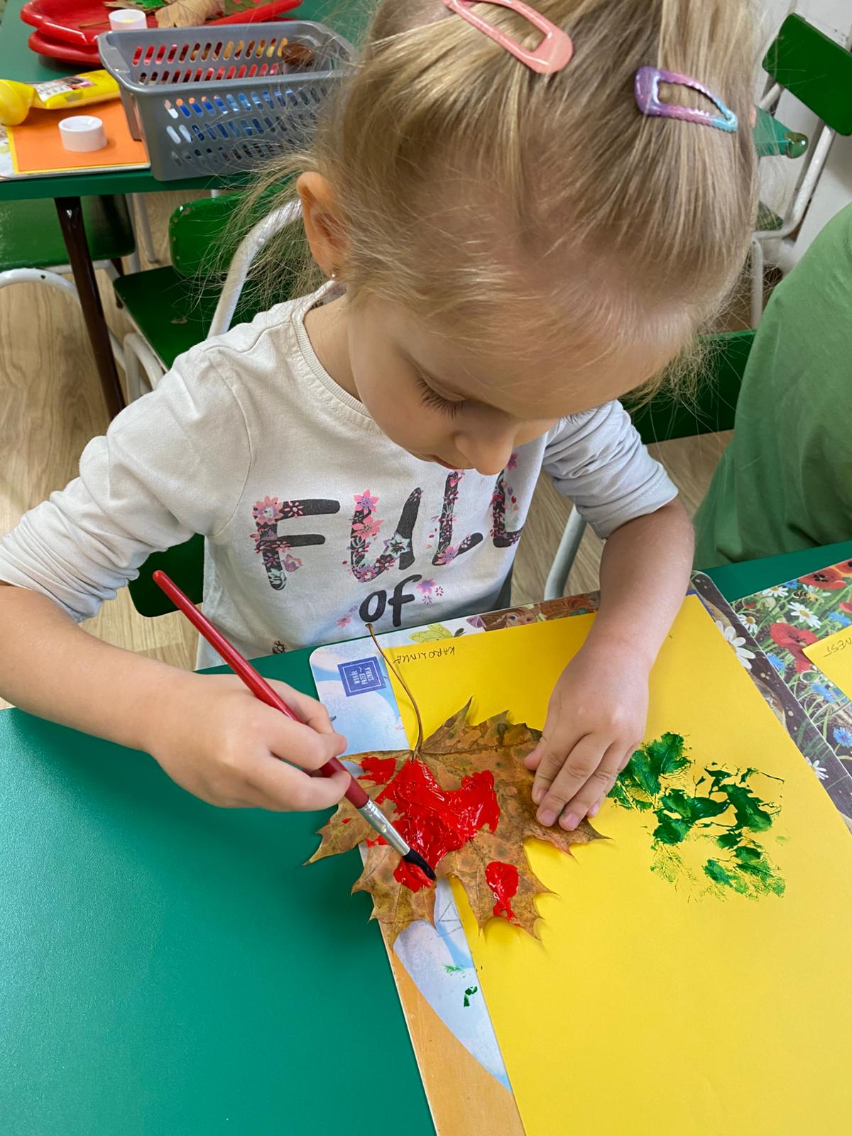 LUBIMY ŚPIEWAĆ I TAŃCZYĆ Z JESIENIĄ. Podczas zabaw muzyczno- ruchowych i logopedycznych , poznaliśmy różnorodność drzew. Potrafimy już wskazać liście dębu, kasztanowca&nbsp;i&nbsp;klonu &nbsp;