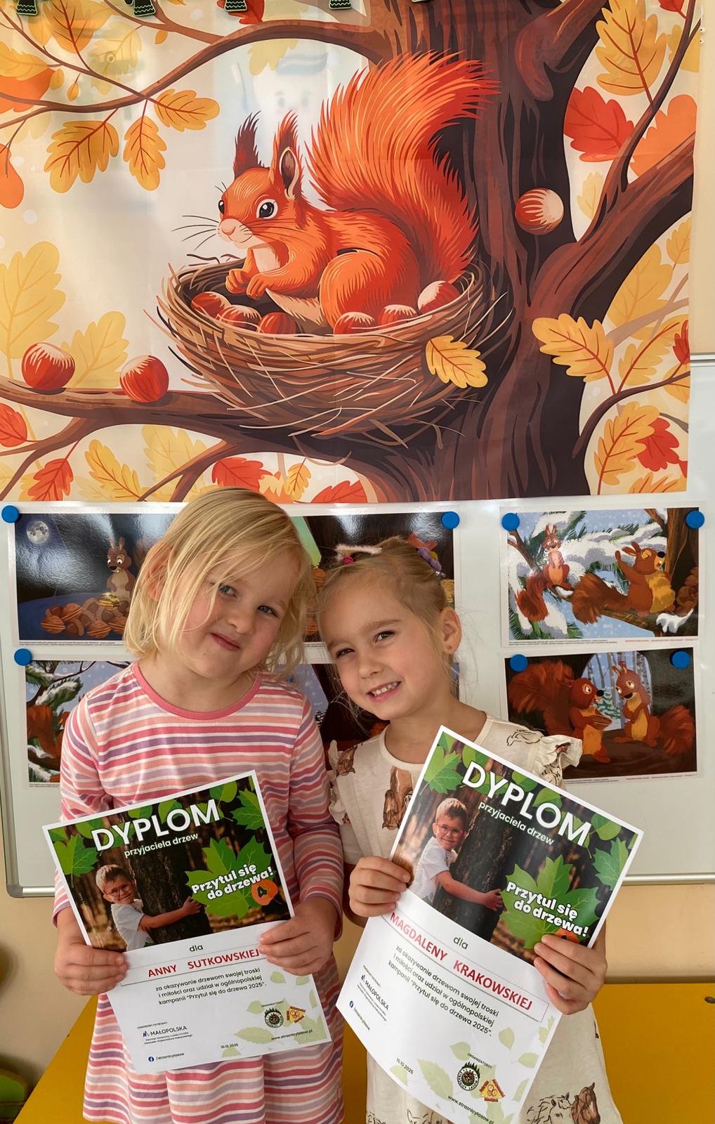 WIEWIÓRECZKA Z RUDĄ KITKĄ MIESZKA W WIELKIM LESIE , DO SWEJ DZIUPLI W STARYM DĘBIE WIELKĄ&nbsp;SZYSZKĘ&nbsp;NIESIE… &nbsp;