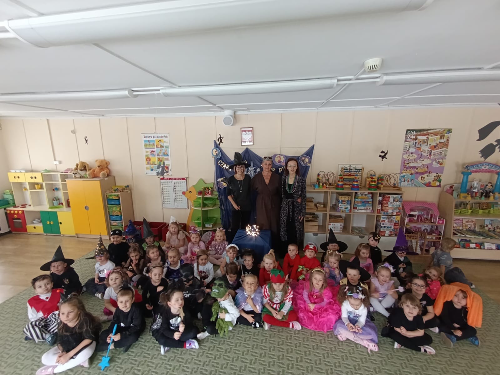 Andrzejkowe wróżby i zabawy przyniosły nam wiele radości. Dziękujemy naszym starszym kolegom z grupy Kaczuszek za zaproszenie na tą wspaniałą zabawę.&nbsp; &nbsp;
