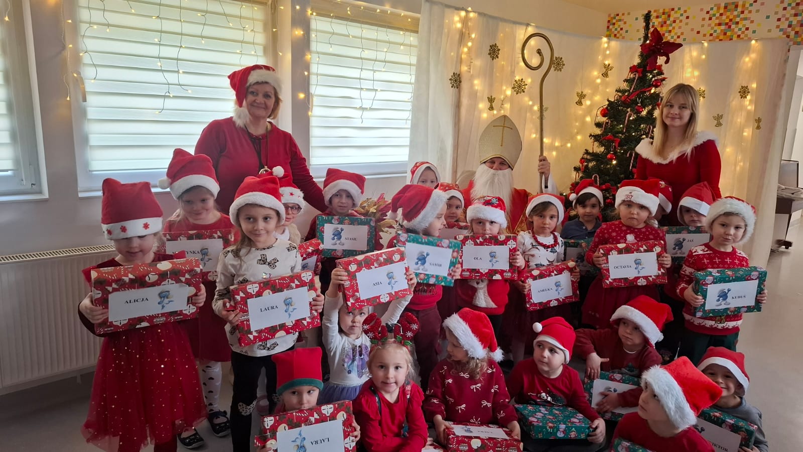 Święty Mikołaj nocą wędruje, w okna zagląda i nasłuchuje. Gwiazdka w okna świeci, gdzie są grzeczne dzieci?&nbsp; &nbsp; &nbsp; &nbsp; &nbsp;