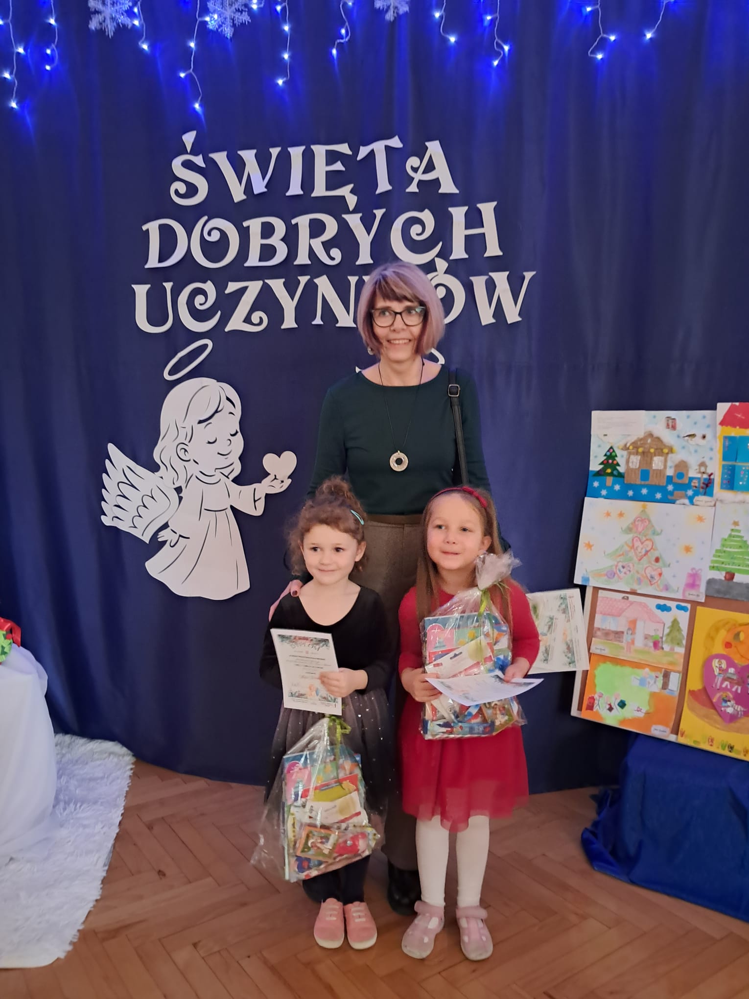 Milenka i Maja wzięły udział w Miedzyprzedszkolnym Konkursie ,,Święta dobrych uczynków”. Piękną piosenką zdobyły II miejsce.&nbsp;Gratulujemy:) &nbsp;