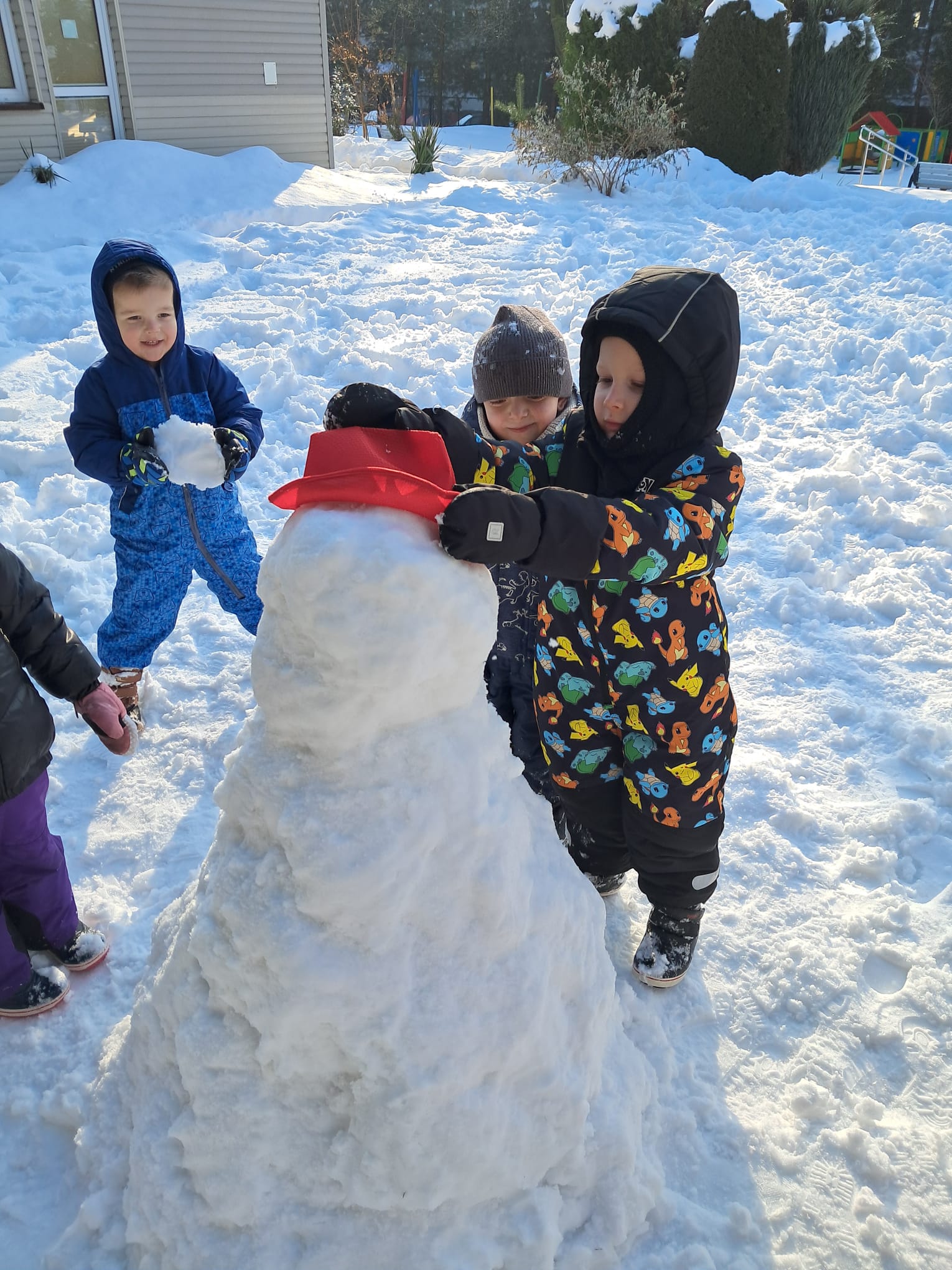 Dzieci kochają zimę i zabawy z nią związane. Dlatego najpierw na sali odbyły się zabawy związane z tą białą zimową postacią a następnie dzieci ulepiły bałwanka w ogrodzie przedszkolnym. &nbsp;